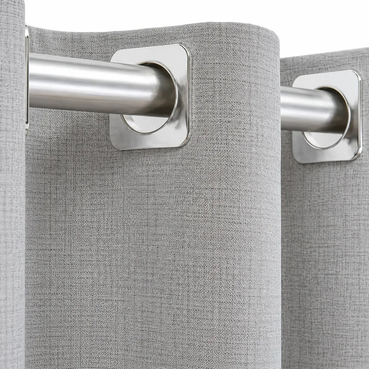 Detalhe dos ilhós metálicos da cortina blackout cinza no varão